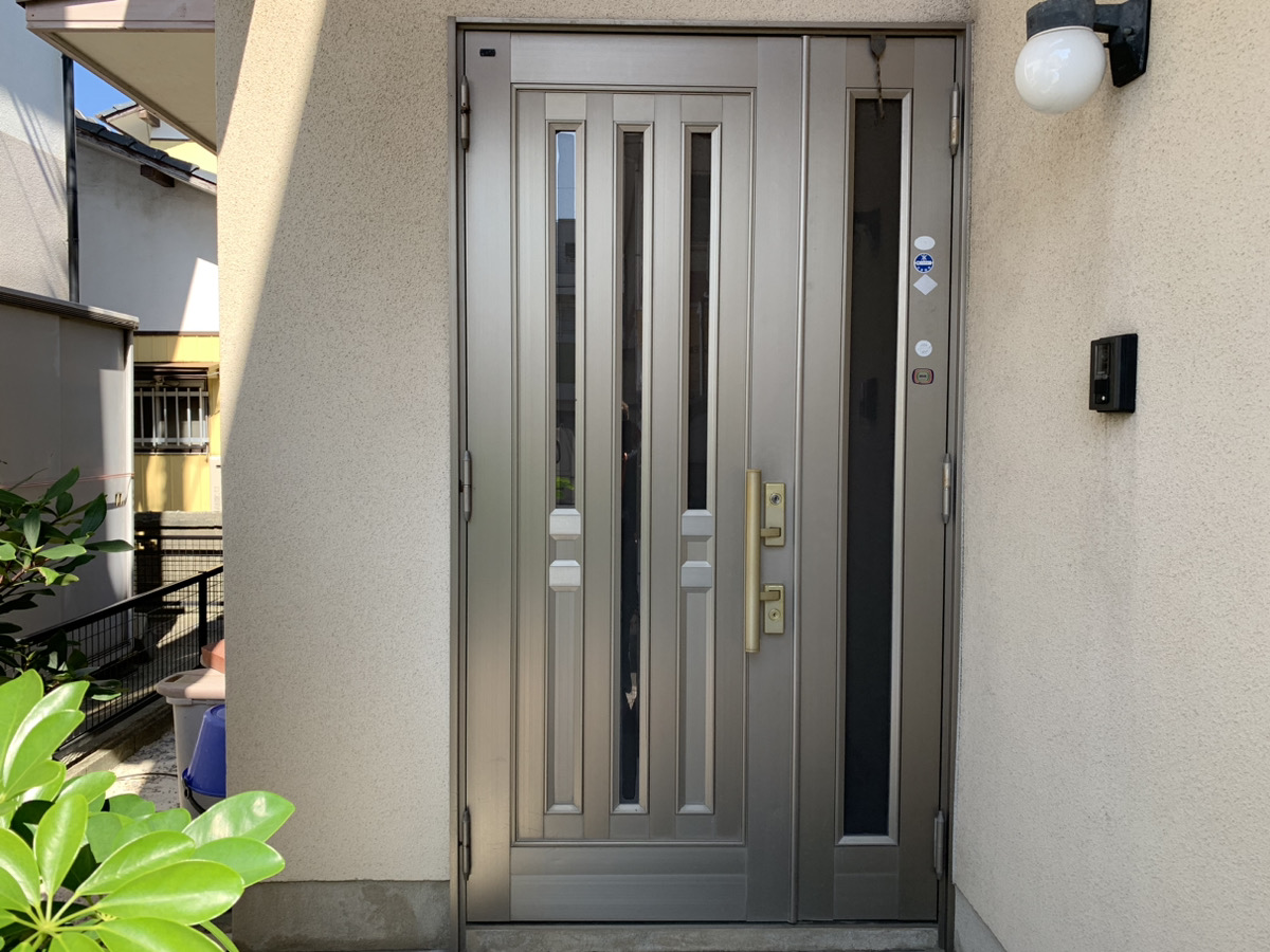 さくらエステート 大牟田店の外壁塗装と一緒に　玄関ドア取替の施工前の写真1